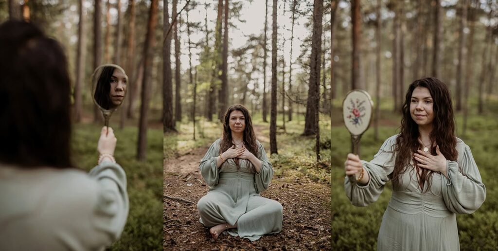 Nainen metsässä, istuen ja katsoen peiliin.