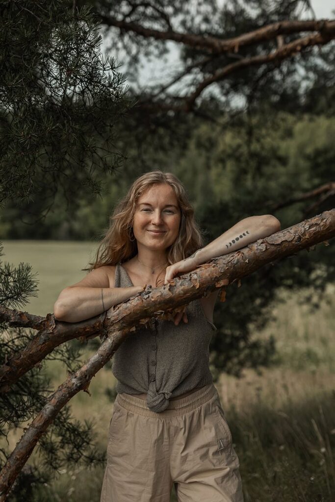 Valokuvaaja Erika Lindström iloisena luonnossa.