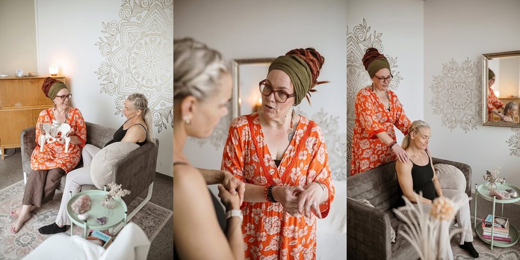 Doula näyttää raskaana olevalle akupisteitä synnytykseen.